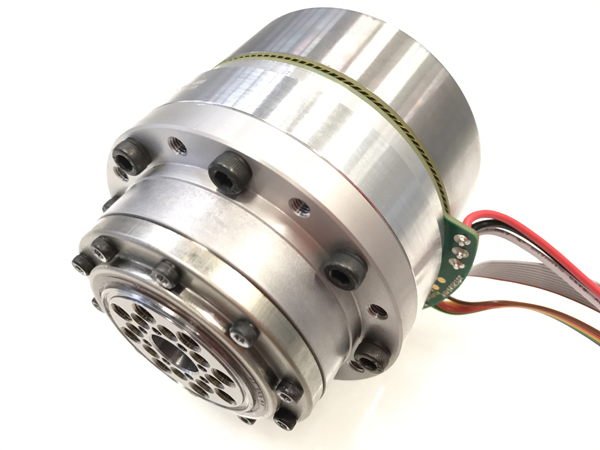 The new brushless DC flat motor in extra high power version is capable of delivering 260W from dimen-sions of only 90x40mm